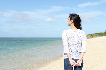 南国沖縄の美しいビーチで寛ぐ女性
