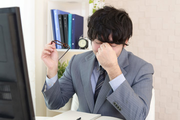 眼精疲労を訴えるビジネスマン