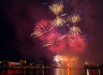 Schönes Feuerwerk am Fluss