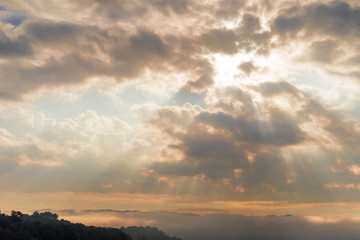 Fototapeta na wymiar Sunrise over the mountains and mist.