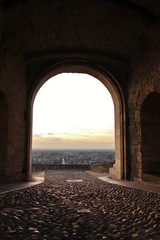Porta San Giacomo all'alba, Bergamo, Italia - obrazy, fototapety, plakaty