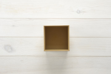 Cajas de regalo sobre fondo de madera blanca