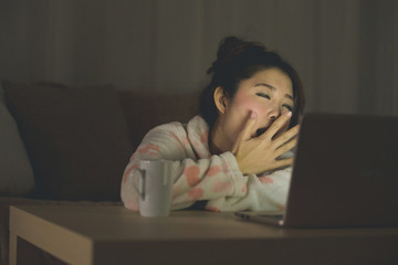 くつろぐ女性・夜
