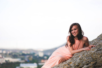 красивая девушка в палтье на вершине горы