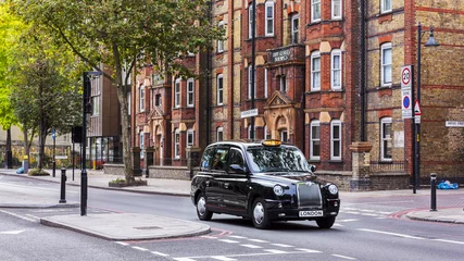 Fotobehang Londen Zwarte taxi op een straat in Londen