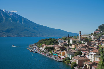 Fototapeta na wymiar Urlaubsort Limone sul Garda am Gardasee im Sommer