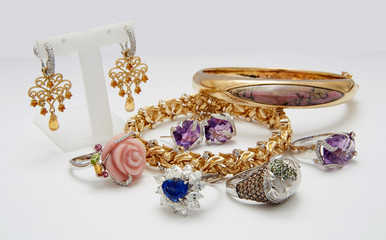 Many fashionable women's jewelry.