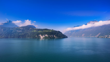 Vierwaldstättersee mit Spiegelungen, Bergen, blauer Himmel