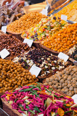 Nüsse und Trockenobst auf dem Boqueria Markt in Barcelona