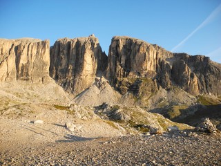 Sonnenaufgang &uuml;ber den s&uuml;d&ouml;stlichen Dolomitengipfeln Pelmo, Civetta von der Kostner-H&uuml;tte in der Sella-Gruppe gesehen, S&uuml;dtirol, Italien