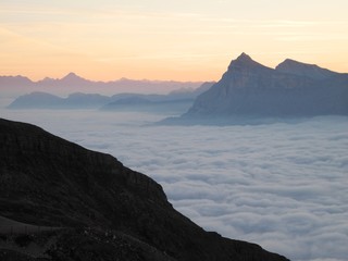 Sonnenaufgang über den nordöstlichen Dolomitengipfeln Kreuzkofel, Conturines und den Zillertaler Alpen von der Kostner-Hütte in der Sella-Gruppe gesehen, Südtirol, Italien