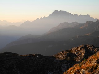 Sonnenaufgang &uuml;ber den s&uuml;d&ouml;stlichen Dolomitengipfeln Pelmo, Civetta von der Kostner-H&uuml;tte in der Sella-Gruppe gesehen, S&uuml;dtirol, Italien