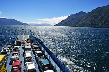 barco de carga de automoviles y pasajeros en un lago de sudamerica