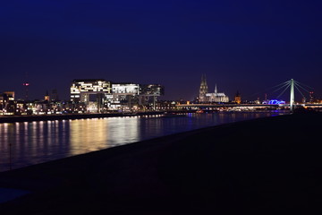 Fototapeta na wymiar Cologne at night - Köln bei Nacht