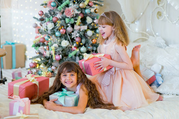 Obraz na płótnie Canvas Two adorable girls with Christmas gifts