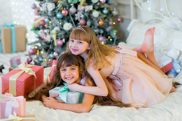 Obraz na płótnie Canvas Two adorable girls with Christmas gifts