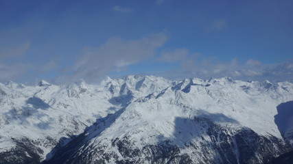 Fototapeta na wymiar viele weiße schneebedeckte Gipfel der Alpen in Österreich