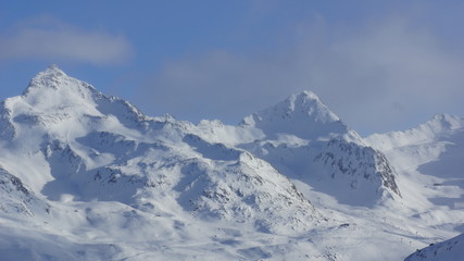Fototapeta na wymiar schöner Winter und viel Schnee im Skigebiete am Hochgurgl im Oetztal