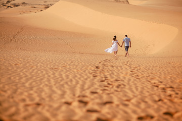 couple travel sand dune