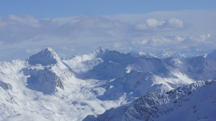 Fototapeta na wymiar Gipfelpanorama über den Hochgurgl und viel Schnee in den Alpen Österreichs