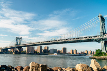 Obraz premium Brooklyn Bridge w Nowym Jorku o zachodzie słońca. Żywy obraz podzielony.