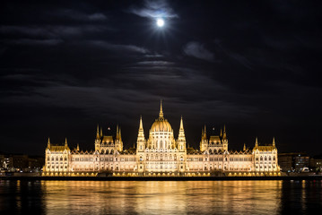 Fototapeta premium Supermoon above the Parliament of Budapest