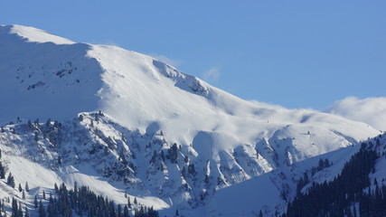 schöner Winter und viel Schnee in den Alpen in Österreich