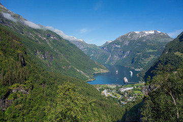 Geiranger Fjord und Kreuzfahrtschiffe