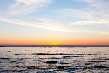 Obraz premium Bright sky and water at sunset