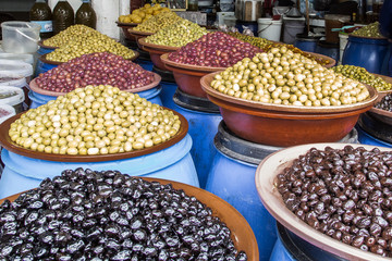  Markstand mit frischen Oliven in großen Schüsseln auf dem Basar Marrakesch Marokko 