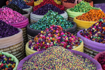 Bunte Gewürze und Kräuter in Körbe gefüllt auf einem Basar  in Marrakesch Marokko