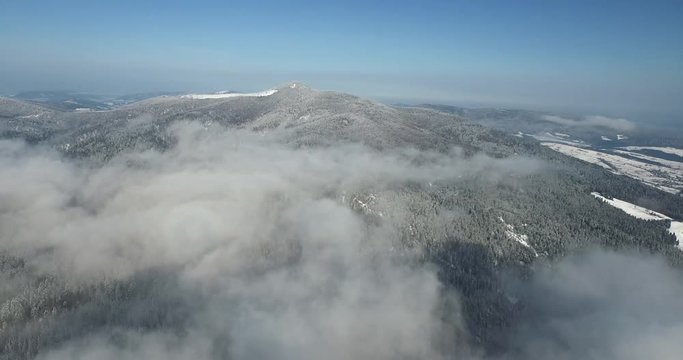 mgła, śnieg, las, g&oacute;ry, chmury, niebo, pogoda, para, wysoko, schronisko, aura, l&oacute;d, obłoki, dron, drzewa, choinka, natura, fauna, flora, biel, szarość, cuda natury, z lotu ptaka