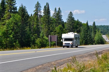 Wohnmobil f&auml;hrt auf der Autostrasse durch den Nationalpark in Banff von Kanada