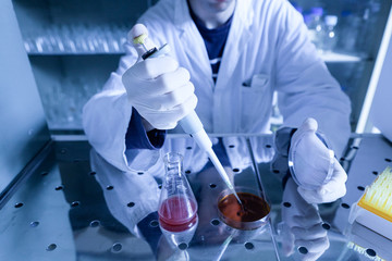 Biologo che manipola microrganismi in condizioni di sterilità