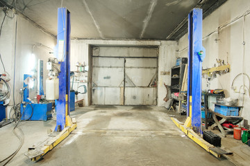 Lift in an empty car repair station