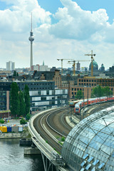 Berlin, Blick vom Hauptbahnhof auf die Skyline mit Fernsehturm, Rotem Rathaus und Berliner Dom © AVTG