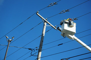 worker repairing power line