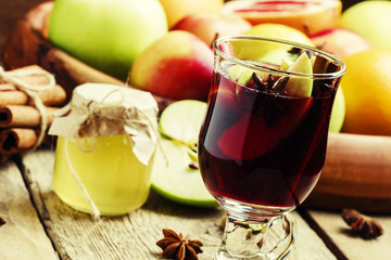 Apple-vanilla mulled wine with honey, anise, cinnamon, cloves, z