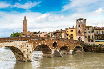 Fototapeta premium Bridge Ponte di Pietra in Verona