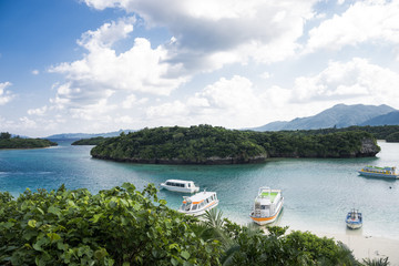 Fototapeta na wymiar 石垣島の川平湾と船