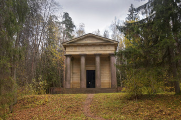 Fototapeta na wymiar mausoleum to a husband and benefactor in Pavlovsk Park, St Petersburg