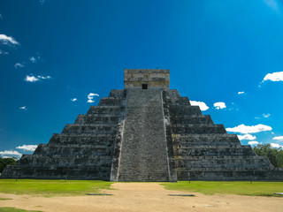 Fototapeta na wymiar Pyramid of Kukulkan in Chichen Itza old maya city, Yucatan, Mexico