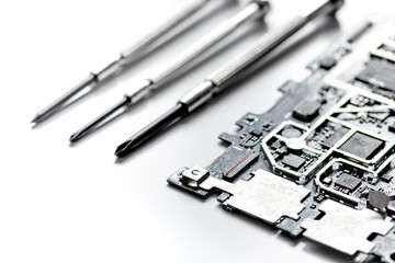 Fototapeta premium concept repair smartphone gadgets on white background