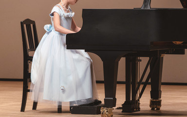 ピアノを演奏する少女 © mtaira