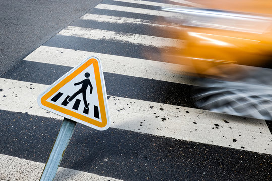 pi&eacute;ton passage priorit&eacute; traverser danger voiture accident prud