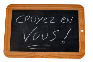 Ardoise avec croyez en vous écrit dessus