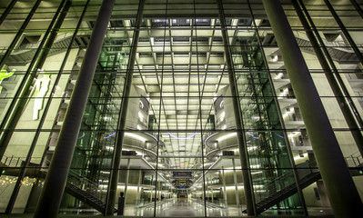 Moderne Glasfassade eines Gebäudes in Berlin