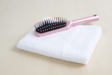 ヘアブラシとタオル