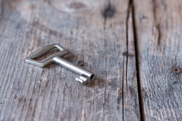 Schlüssel auf rustikalem Holz