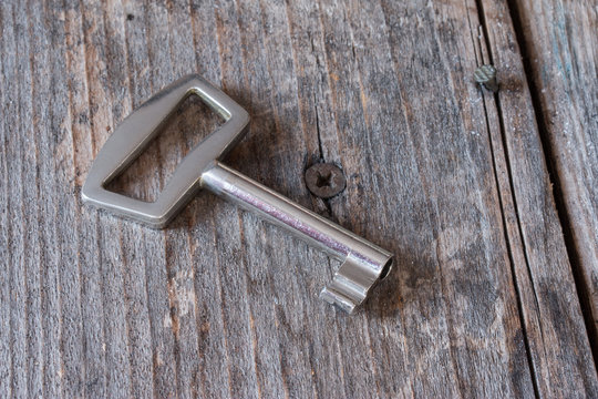 Schlüssel auf rustikalem Holz